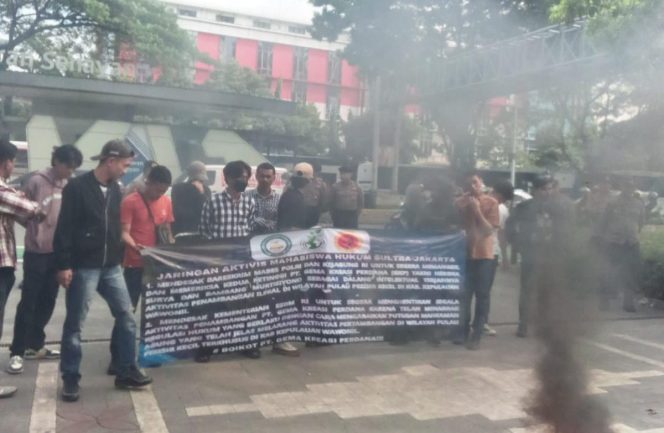 
 Jaringan Aktivis Mahasiswa Hukum Sulawesi Tenggara (Sultra)-Jakarta menggelar aksi unjuk rasa jilid II di depan kantor pusat Harita Group. Foto: Istimewa