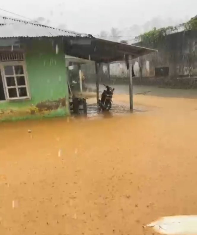 
 Kondisi banjir lumpur di Jalan Pattimura, Kelurahan Punggolaka, Kecamatan Puuwatu, Kota Kendari. Foto: Istimewa