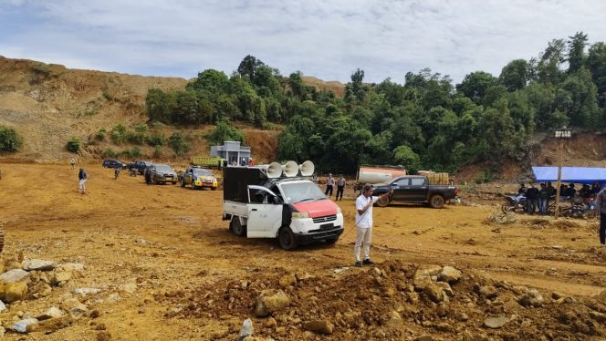 
 Aksi masyarakat menyoroti dugaan pelanggaran PT Pernick Sultra. Foto: Istimewa