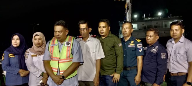 
 Kepala KSOP Kendari, Capt Raman bersama jajaran dan Kapten Kapal menggelar konferensi pers di atas KM Kapal Latih Barombong. Foto: Penafaktual.com