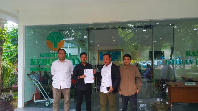 
 J-PIP melaporkan Perusda Kolaka dan menyerahkan bukti berupa foto dan video aktivitas penambangan ilegal kepada KLHK. Foto: Istimewa