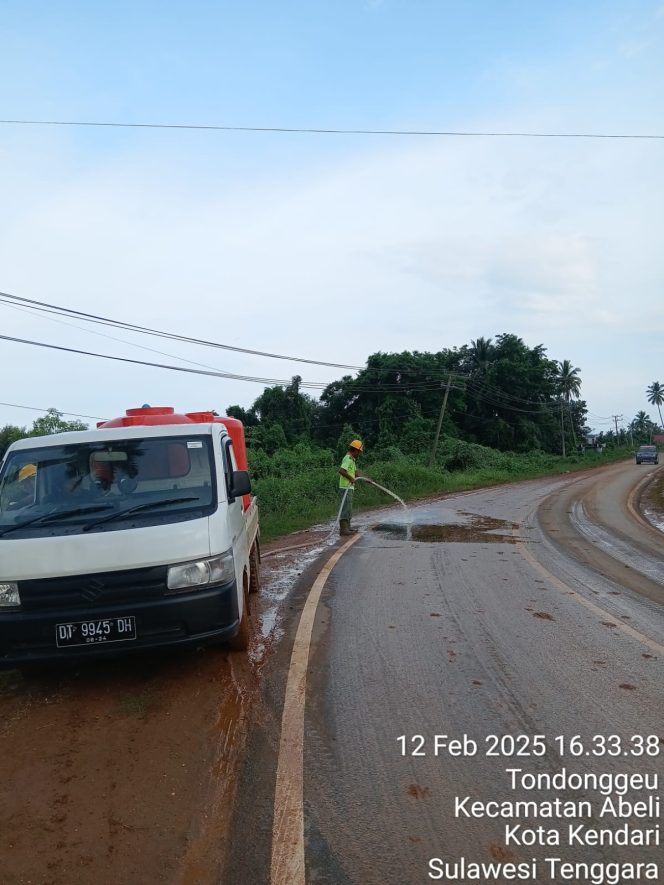 
 Pembersihan jalan di Kelurahan Tondonggeu Kecamatan Nambo Kota Kendari ole PT TAS dan PT MCM. Foto: Istimewa