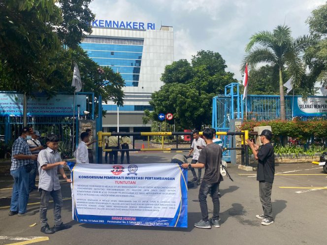 
 Konsorsium Pemerhati Investasi Pertambangan (KPIP) melakukan aksi demonstrasi di depan Kantor Kementerian Ketenagakerjaan Republik Indonesia. Foto: Istimewa 