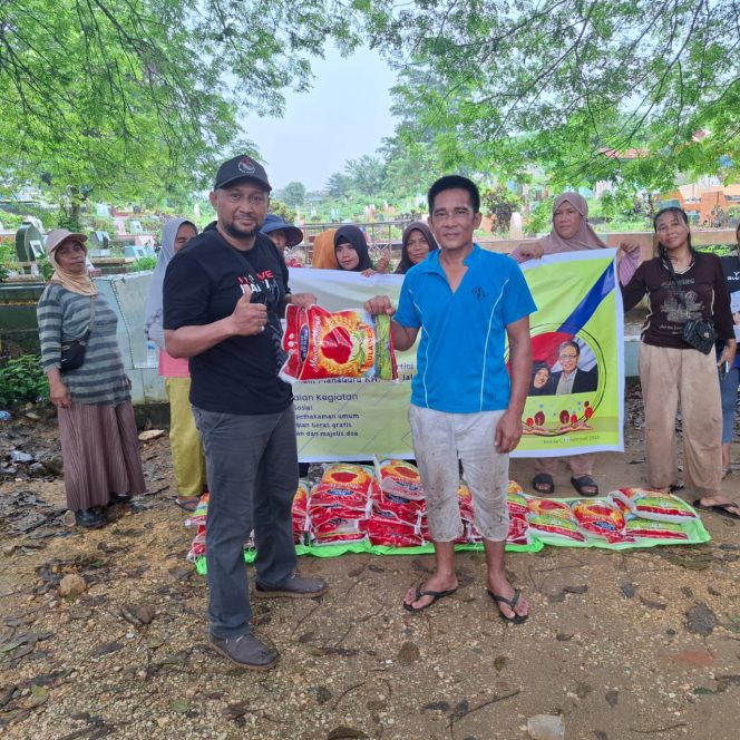 
 Pengurus Wilayah Ikatan Jamaah Ahlulbait Indonesia (IJABI) Sulawesi Tenggara melakukan bakti sosial di TPU Punggolaka. Foto: Istimewa