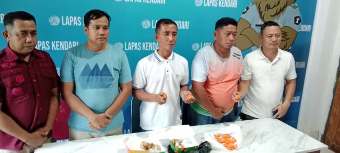 
 Kepala Lapas Kendari Herman Mulawarman (tengah) bersama jajarannya saat konferensi pers usai menggagalkan aksi penyelundupan narkotika jenis sabu. Foto: Penafaktual.com