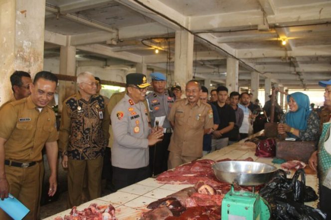 
 Kapolda Sultra Irjen Pol Dwi Irianto, bersama Sekda Sultra Asrun Lio dan Forkopimda melakukan sidak di Pasar Sentral Kota Kendari. Foto: Istimewa