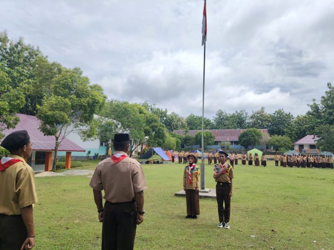 
 Upacara pembukaan Perjusa pada Jumat pagi yang dipimpin oleh Kepala SMAN 4 Raha La Deta. Foto: Istimewa 