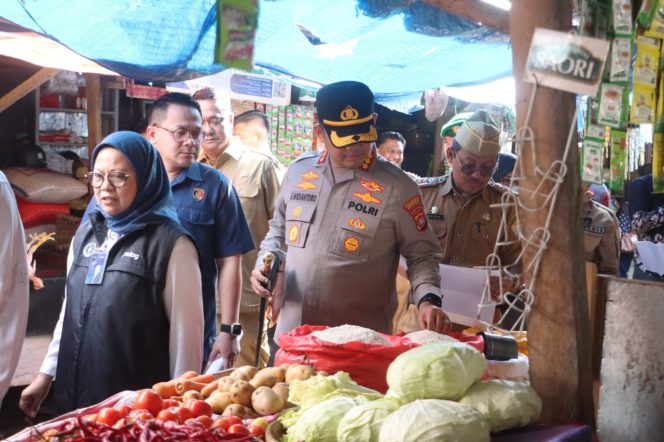 
 Kapolresta Kendari, Kombes Pol Eko Widiantoro, mengecek ketersediaan stok sembako di pasar tradisional Sentral Kota Kendari. Foto: Istimewa