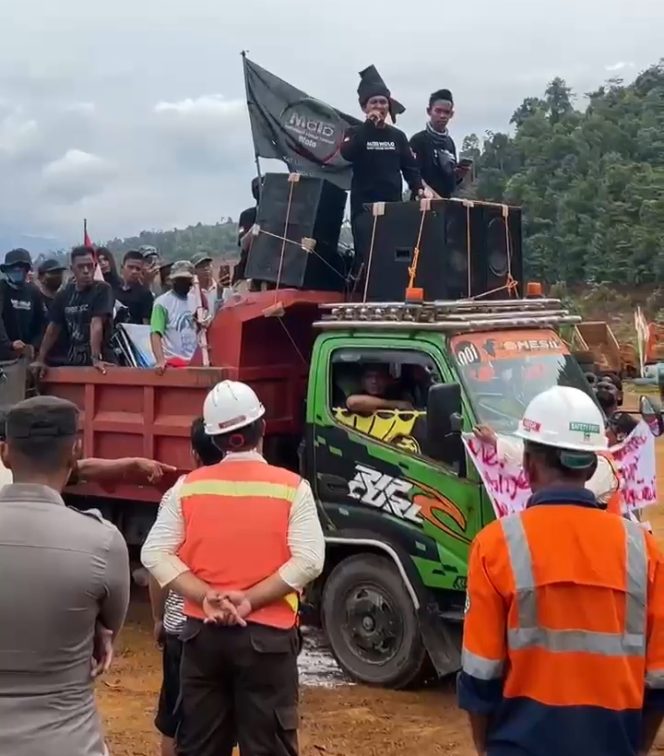 
 Ratusan masyarakat Wolo kembali menggelar aksi unjuk rasa di area pertambangan (houling) PT Ceria Nugraha Indotama (CNI). Foto: Istimewa