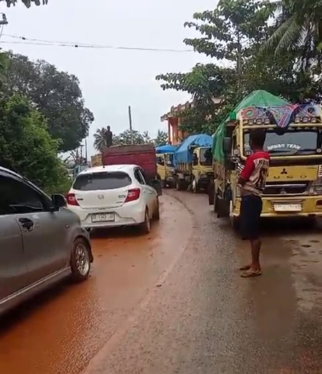 
 Aktivitas hauling perusahaan tambang akibatkan kemacetan di Kelurahan Tononggeu, Kecamatan Nambo, Kota Kendari. Foto: Istimewa