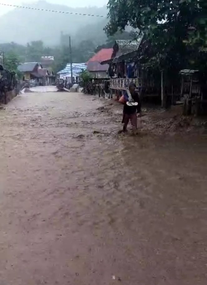 
 Kondisi banjir lumpur di Kelurahan Lambale, Kecamatan Kabaena Timur, Kabupaten Bombana, pada Senin, 24 Februari 2025. Foto: Penafaktual.com