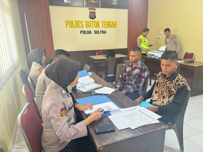 
 Bag SDM Polres Buton Tengah melaksanakan pendaftaran dan verifikasi berkas peserta di Aula Rupattama Polres Buton Tengah. Foto: Istmewa