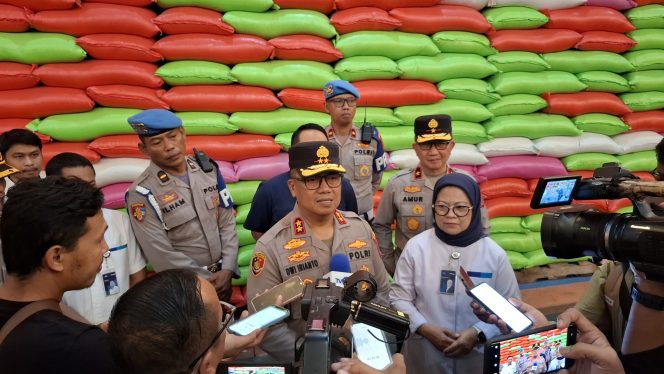 
 Kapolda Sultra Irjen Pol Dwi Irianto,  bersama Wakapolda Brigjen Pol Amur Chandra Juli Buana, serta para pejabat utama Polda Sultra melakukan pengecekan stok beras ke Gudang Bulog Kendari. Foto: Istimewa