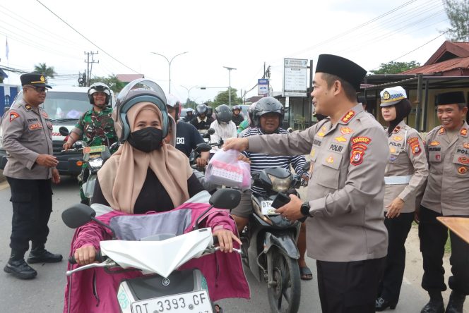 
 Kapolresta Kendari, Kombes Pol Eko Widiantoro membagikan takjil gratis kepada pengedera di Polresta Kendari. Foto: Istimewa