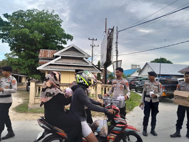 
 Polres Buton Tengah Bagikan Takjil kepada Pengendara