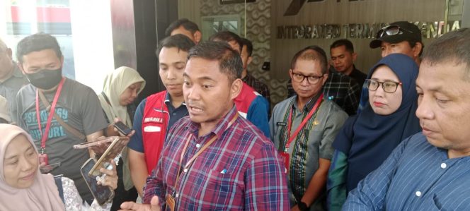 
 Supriyono Agung Nugroho, Kepala Depot BBM Kendari Pertamina Patra Niaga Regional Sulawesi bersama Dinas ESDM Sultra dan Subdit I Indagsi Dit Reskrimsus Polda Sultra saat melaksanakan konferensi pers. Foto: Penafaktual.com