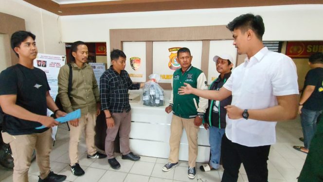 
 Satreskrim Polresta Kendari menyerahkan barang bukti dugaan BBM oplosan di depot Pertamina Kendari. Foto: Penafaktual.com