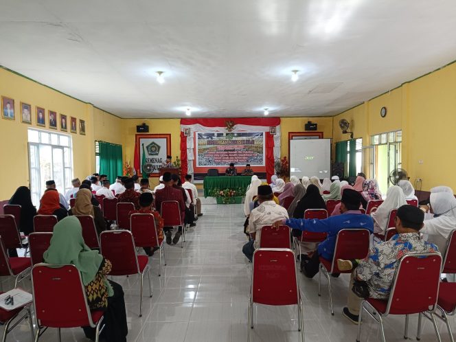 
 Kakanwil Kemenag Provinsi Sulawesi Tenggara, H Muhamad Saleh membuka kegiatan Bimbingan Manasik Haji Tingkat Kabupaten Muna di Aula Kantor Kemenag Kabupaten Muna. Foto: Istimewa