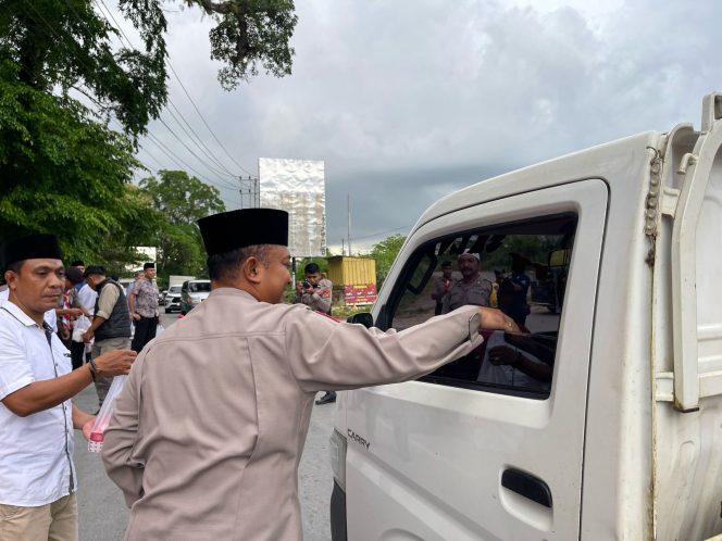 
 Kapolres Muna membagikan takjil kepada pengendara. Foto: Istimewa