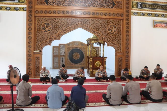 
 Polres Konawe Utara menggelar kegiatan Tadarus Alquran di Masjid Miftahul Faidzin, Sabtu, 8 Maret 2025. Foto: Penafaktual.com