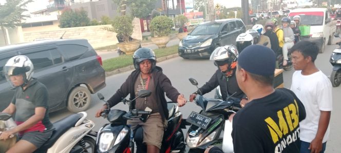 
 MBI Chapter Kendari membagikan ratusan takjil buka puasa Ramadhan di depan Masjid Raudhatul Jannah Jalan Madesabara Kelurahan Sorumba, Kecamatan Mandonga, Kota Kendari. Foto: Istimewa