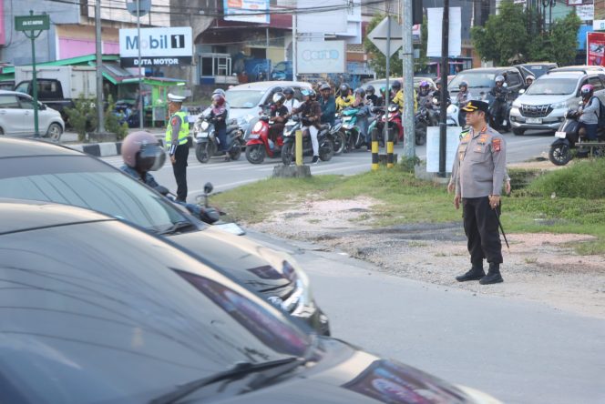 
 Kapolresta Kendari Kombes Pol Eko Widiantoro melakukan pemantauan langsung terhadap arus lalu lintas. Foto: Istimewa