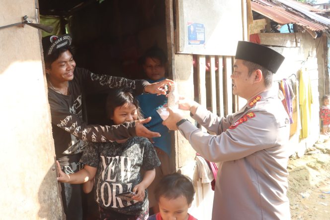 
 Kombes Pol Eko Widiantoro berbagi takjil secara door to door kepada masyarakat Kota Kendari. Foto: Istimewa