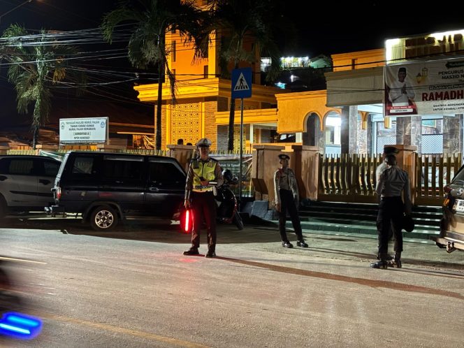 
 Aparat kepolisian dari Polresta Kendari bersama Polsek jajaran melaksanakan pengamanan kegiatan ibadah shalat tarawih di masjid-masjid yang ada Kota Kendari. Foto: Istimewa