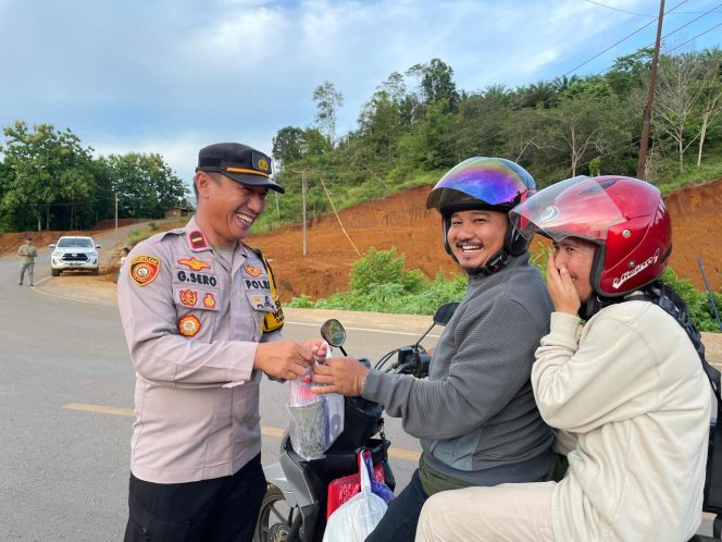 
 Pembagian takjil buka puasa bagi masyarakat di Desa Polora Indah, Kecamatan Langgikima. Foto: Istimewa