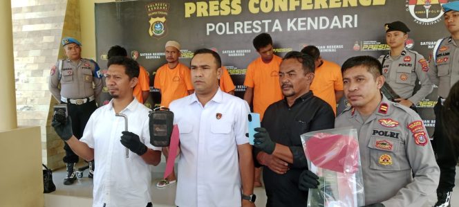 
 Konferensi pers Polresta Kendari terkait penangkapan terhadap 5 pelaku tindak pidana pencurian dengan pemberatan dan penipuan. Foto: Penafaktual.com