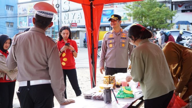 
 Kapolresta Kendari, Kombes Pol Eko Widiantoro, melakukan pemantauan terhadap pasar tumpah di beberapa titik di Kota Kendari. Foto: Istimewa