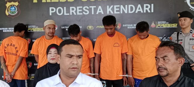 
					Kasat Reskrim Polresta Kendari, AKP Niswan Fakaubun (tengah) bersama jajaran melaksanakan konferensi pers. Foto: Istimewa
