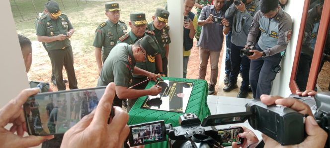 
 Pangdam XIV Hasanuddin Mayjen TNI Windiyatno meresmikan dapur umum program makan bergizi gratis (MBG) di Kota Kendari. Foto: Penafaktual.com
