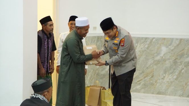 
 Kapolresta Kendari, Kombes Pol Eko Widiantoro, memberikan tali asih kepada jamaah masjid Raudhatul Iman di Kendari. Foto: Istimewa