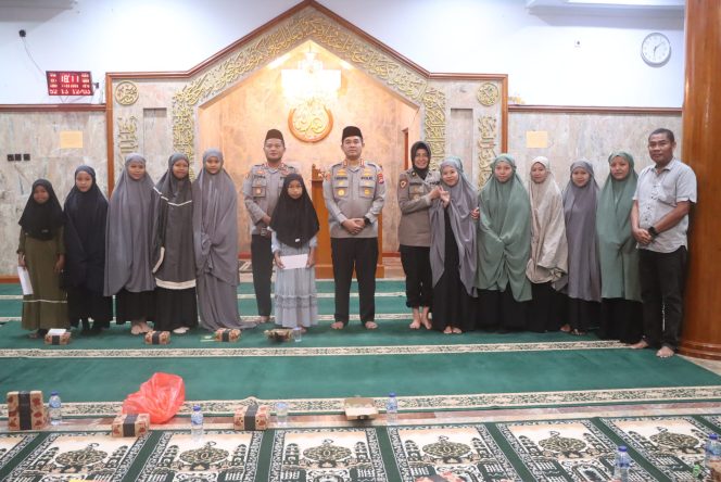 
 Kapolresta Kendari, Kombes Pol Eko Widiantoro, menggelar acara buka puasa bersama dengan anak yatim di Masjid Baitul Karim Polresta Kendari dan dihadiri oleh puluhan anak yatim. Foto: Istimewa