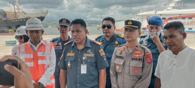 
 Kepala KSOP Kendari Kendari bersama jajaran, pihak Pelindo, Kapolsek KP3 Kendari dan pemilik kapal melaksanakan konferensi pers usia melakukan ramp check. Foto: Penafaktual.com
