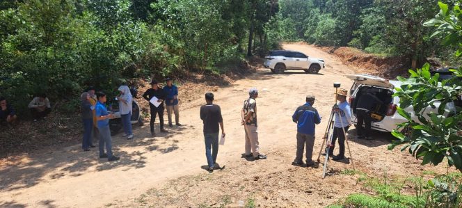 
 Penyidik Unit I Subdit II Ditreskrimum Polda Sultra bersama BPN Kolaka melakukan identifikasi lapangan terkait dugaan penyerobotan dan pengrusakan lahan milik warga di Desa Oko-Oko, Kecamatan Pomalaa, Kabupaten Kolaka. Foto: Istimewa