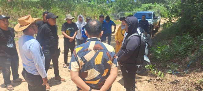 
 Penyidik Unit I Subdit II Ditreskrimum Polda Sultra saat melakukan identifikasi lapangan terkait dugaan penyerobotan dan pengrusakan lahan milik warga di Desa Oko-Oko, Kecamatan Pomalaa, Kabupaten Kolaka. Foto: Istimewa