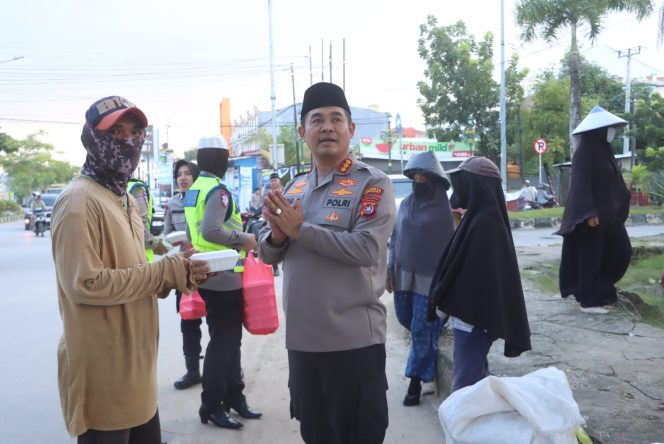 
 Kapolresta Kendari, Kombes Pol. Eko Widiantoro, kembali menggelar kegiatan berbagi takjil buka puasa. Foto: Istimewa
