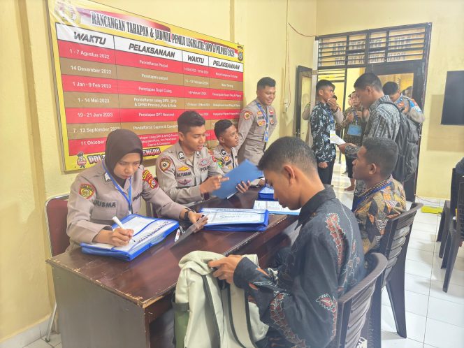 
 Pemeriksaan administrasi awal penerimaan Polri di Polres Buton Tengah. Foto: Istimewa