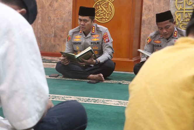 
 Kapolresta Kendari, Kombes Pol Eko Widiantoro, bersama personel kepolisian dan anak yatim menggelar kegiatan tadarus Al-Qur'an. Foto: Istimewa