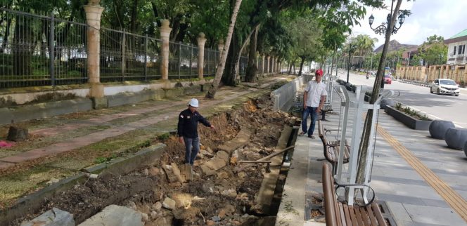 
 Drainase pendestrian MTQ Kota Kendari yang baru saja diresmikan di akhir tahun 2024 lalu  sudah rusak. Foto: Penafaktual.com