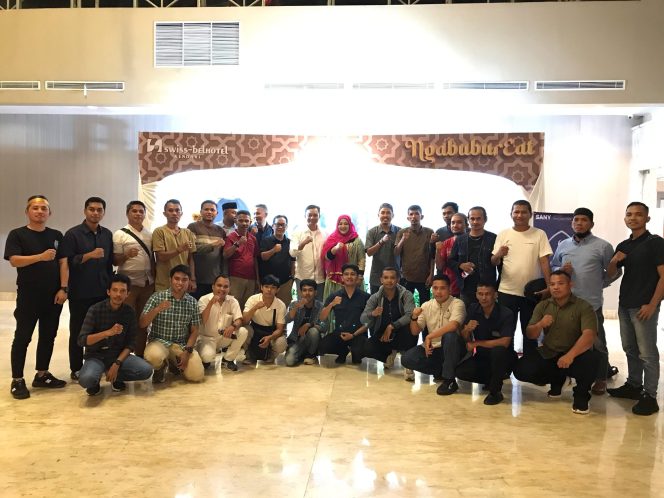 
 Berpose bersama Danlanud Halu Oleo dan insan pers usai buka puasa bersama. Foto: Istimewa