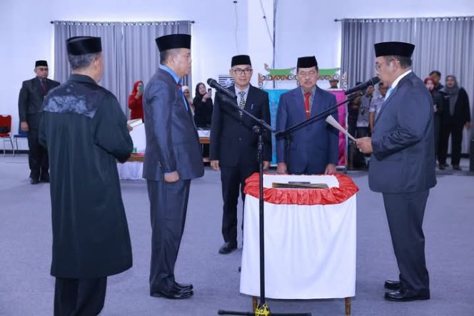 
 Bupati Bombana, Burhanuddin lantik Sunandar A Rahim sebagai Pj Sekda. Foto: Istimewa