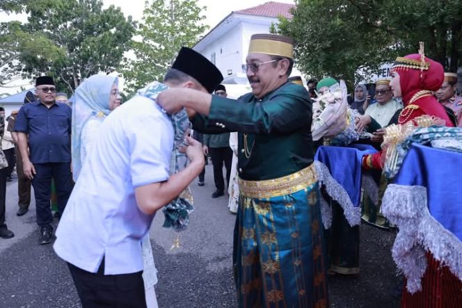 
 Burhanuddin menyambut kedatangan Gubernur Sulawesi Tenggara, Mayjen TNI (Purn) Andi Sumangerukka. Foto: Istimewa