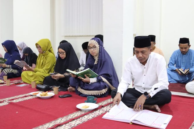 
 Kanwil Kementerian Agama Provinsi Sulawesi melaksanakan khataman Quran yang dicanangkan Kemenag RI di Aula Kanwil Kemenag Sultra. Foto: Penafaktual.com