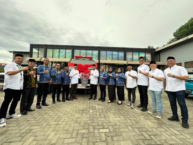 
 Kalla Toyota menyerahkan satu unit mobil pemadam kebakaran kepada Pemerintah Kota Kendari. Foto: Istimewa