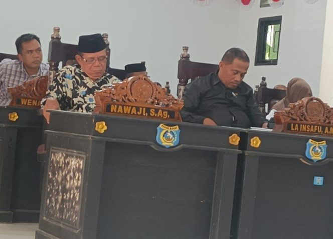 
 Dua anggota DPRD Muna Barat tertidur saat rapat. foto: istimewa