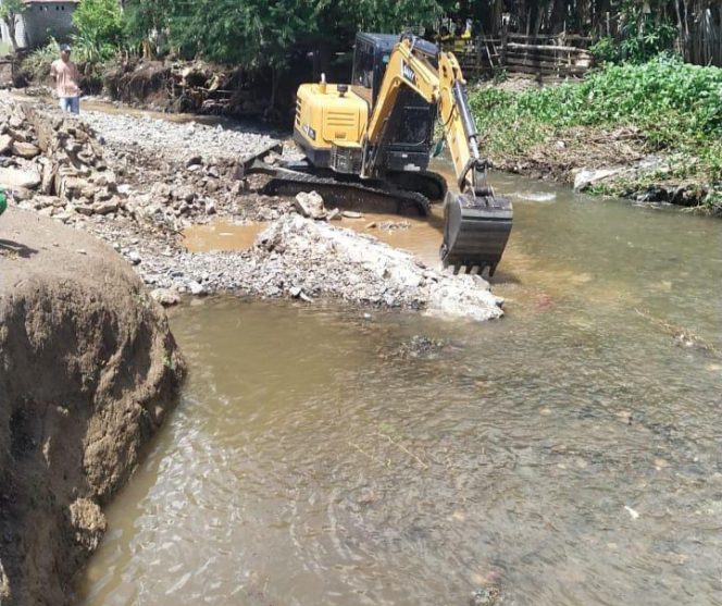 
 Satu unit alat berat ekskavator dikerahkan untuk melakukan normalisasi Sungai Lambale. Foto: Istimewa