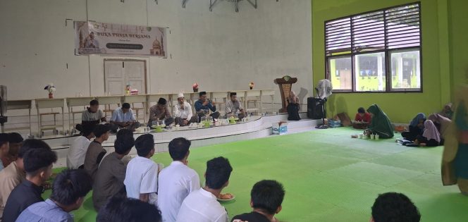 
 Guru dan siswa SMAN 8 Konsel mendengarkan tausyiah ramadhan sembari menunggu waktu berbuka puasa. Foto: Istimewa